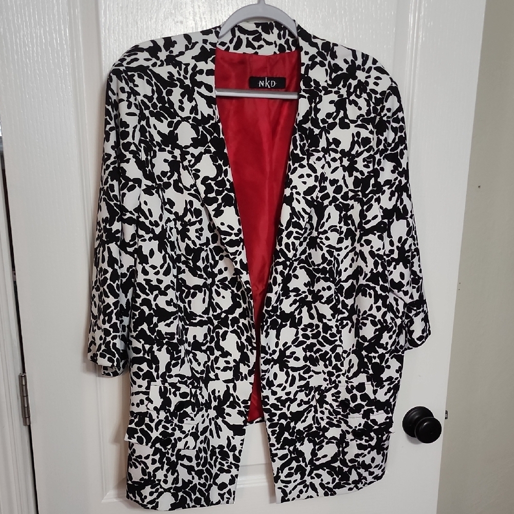Black and White Blazer with Notched Lapel and Three-Quarter Sleeves